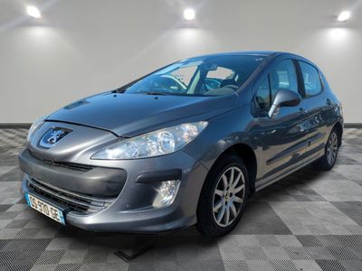 une voiture grise est garée dans une pièce au sol à carreaux