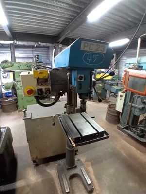 une machine qui se trouve à l'intérieur d'un bâtiment