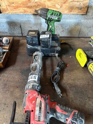 de nombreux outils qui traînent par terre dans le garage