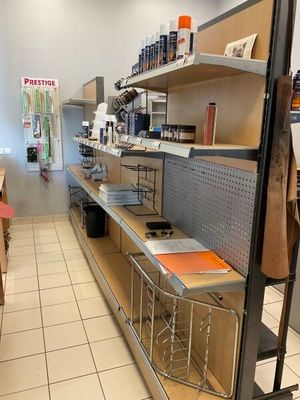 Lot comprenant : Comptoir en bois stratifié clair composé de…