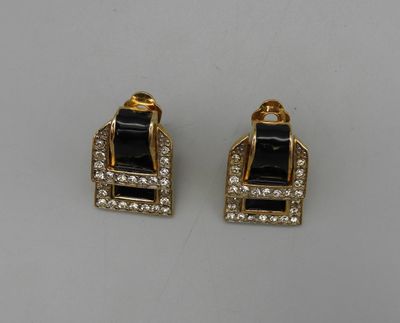 Paire de clips en métal doré, laqué noir et pavage de strass…