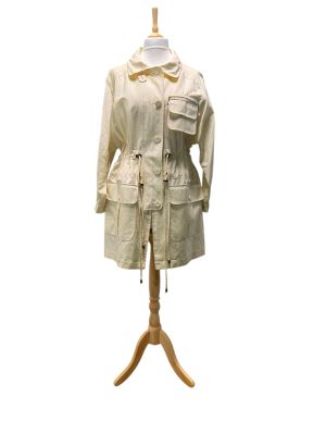 une photo d'un mannequin vêtu d'une veste blanche