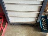 de nombreux outils sur un établi dans un garage