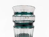 une pile de trois bols en verre empilés les uns sur les autres