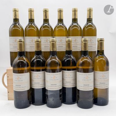 six bouteilles de vin posées les unes à côté des autres sur une table