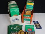 un grand nombre de livres posés sur une table