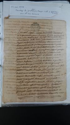 un vieux document écrit posé sur une table
