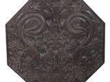 une plaque métallique décorative ornée d'un motif