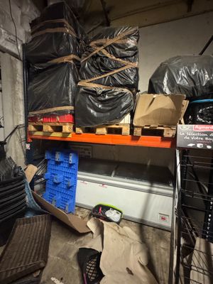 une pile de cartons et d'autres objets dans un garage