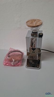 un sac de beignets posé à côté d'un moulin à café