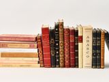 plusieurs livres sont empilés sur une surface blanche