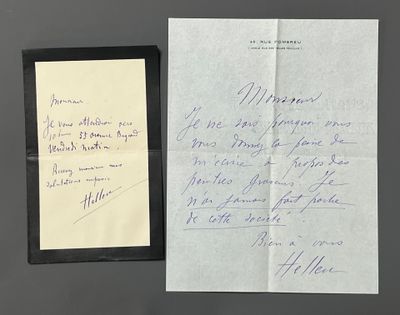 une vieille lettre manuscrite d'un homme tenant un bout de papier sur lequel sont inscrits des mots
