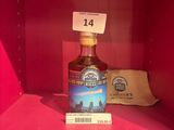 une bouteille d'alcool posée sur une étagère, avec une étiquette de prix