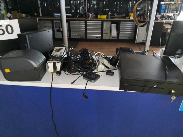 Configuration informatique (une UC Dell, un écran plat Acer, écra...