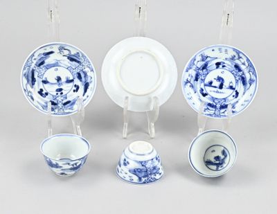 Plusieurs pièces de porcelaine bleue et blanche sont disposées sur une table