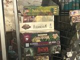 une pile de jeux de société exposée dans la vitrine d'un magasin