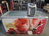 une machine à glaces qui se trouve dans un magasin