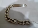 bracelet à chaîne en argent avec un fermoir en argent sur un fond blanc