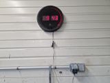 une horloge accrochée au mur d'un garage