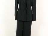 une photo d'un tailleur pour femme sur un mannequin