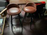 2 TABOURETS de bar l'assise en simili cuir sur piètement mét…