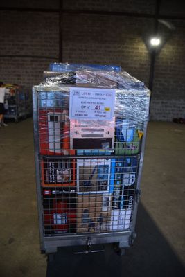 un chariot chargé de nombreux livres dans un entrepôt