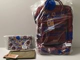 un sac et un portefeuille posés l'un à côté de l'autre sur une table