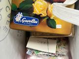 un sac de provisions posé sur une table