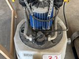une machine posée sur le sol du garage