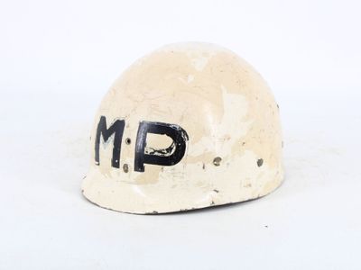 un casque de chantier blanc sur lequel est peint « n p »