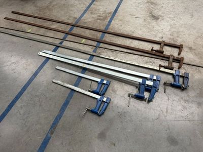 quatre outils posés par terre