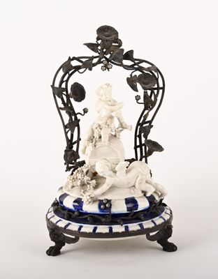une figurine représentant une femme assise sur une chaise