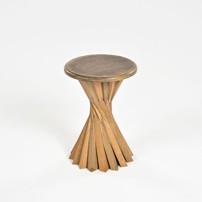 un gros plan d'un tabouret en bois avec un assise en bois