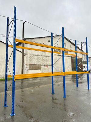 un porte-vélos bleu et jaune au milieu d'un parking