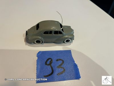 une petite voiture posée sur une table, à côté d'un morceau de tissu