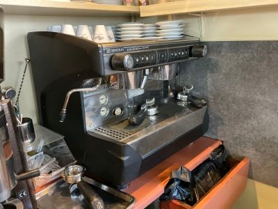 une machine à café posée sur un comptoir dans une cuisine