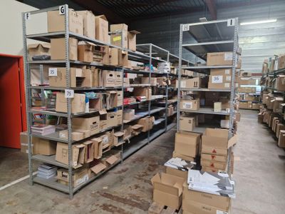 de nombreux cartons et boîtes sur les étagères de l'entrepôt