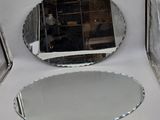 deux miroirs posés sur une table blanche