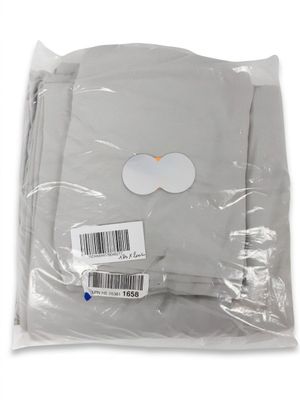 un sac en papier blanc orné d'un cœur blanc