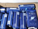 Plusieurs paquets de sous-vêtements pour hommes se trouvent dans une boîte en carton
