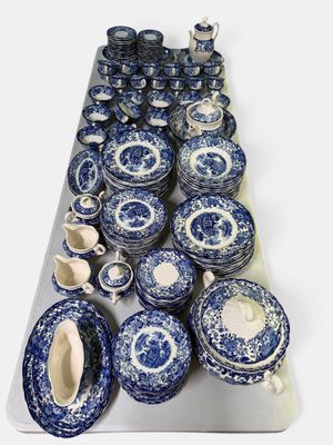 un plateau en porcelaine bleue et blanche posé sur une table blanche