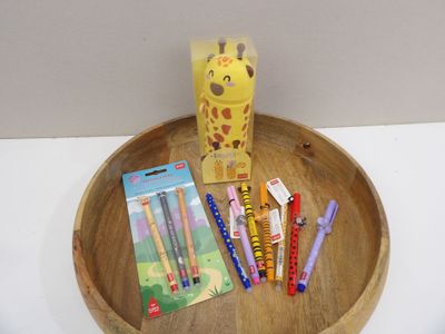 un bol en bois sur lequel sont posés des stylos, des crayons à papier et une boîte de crayons de couleur