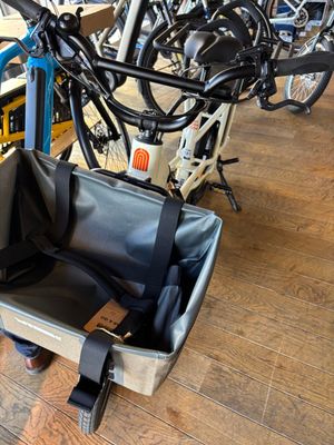 un vélo à l'arrière-plan et un sac au premier plan