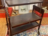 une table surmontée d'une étagère, dans une pièce