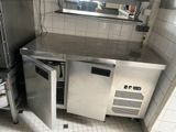 une petite cuisine équipée d'un réfrigérateur et d'un évier