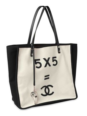 un sac fourre-tout noir et blanc sur lequel est inscrit « 5x5 »