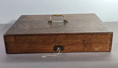 une petite boîte en bois munie d'une serrure