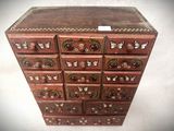 une commode en bois avec de nombreux tiroirs