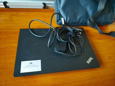 un sac et un chargeur posés sur une table