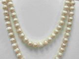 gros plan d'un collier de perles sur un mannequin